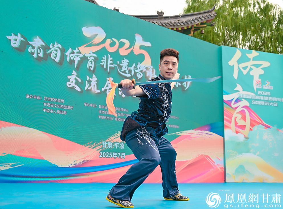 我国刀棍全能首位世锦赛、世界杯“双料冠军”常志昭表演刀术，刚柔相济、潇洒凌厉。